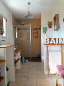Une salle de bain entièrement rénovée et optimisée avec un coin toilette